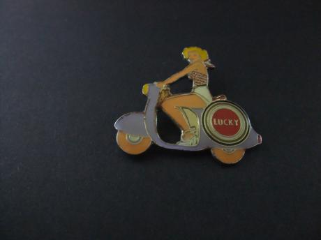 Lucky Strike Amerikaans sigarettenmerk (British American Tobacco) Pin-Up rijd op Vespa Scooter